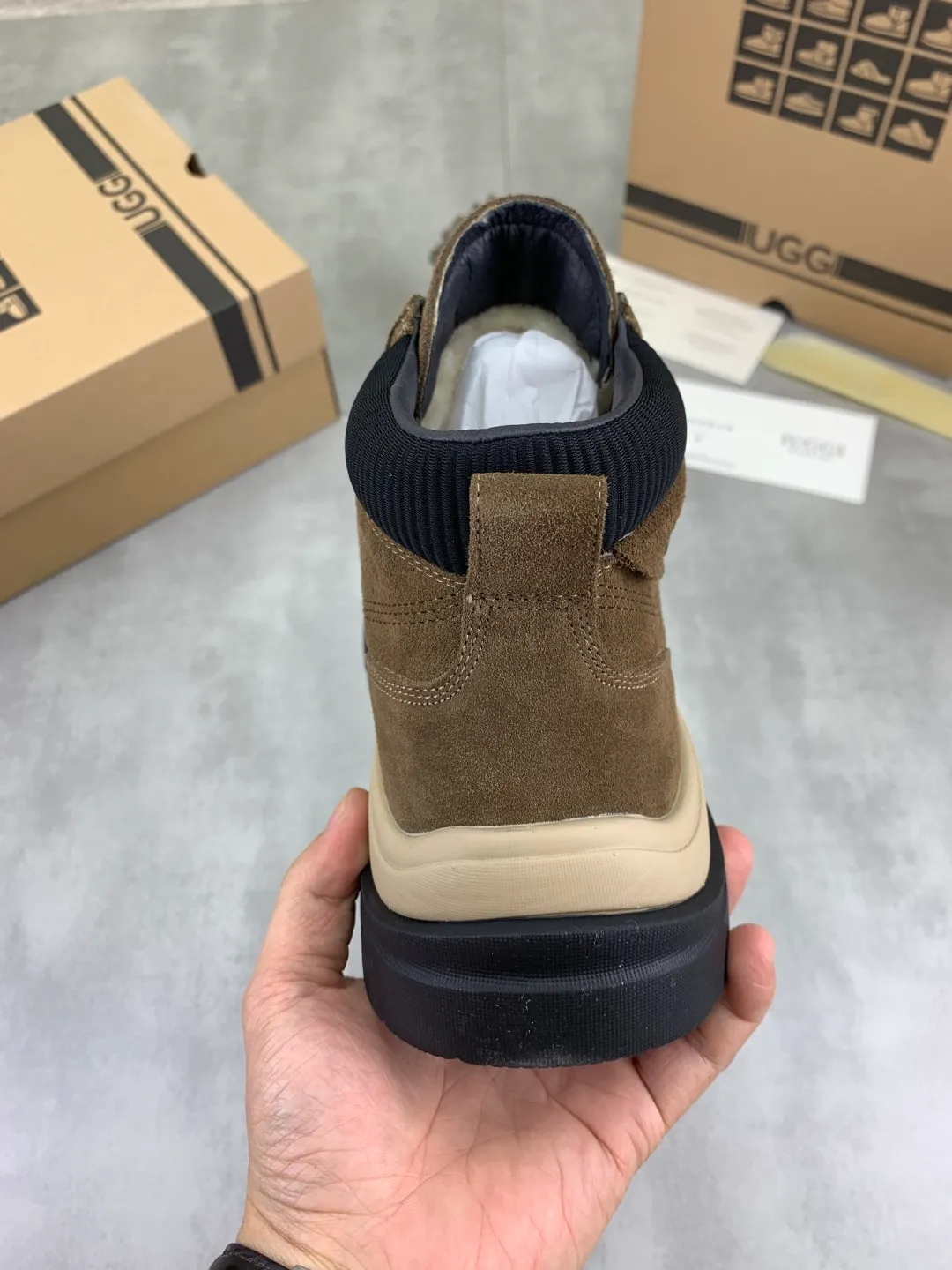 Men's men's shoes 💰P620 New arrival 🆕🆕🆕 IUGGI men's British retro Martin boots Winter new men's outdoor hiking boots First layer of cowhide on the outside and wool on the inside Comfortable and warm sole Rubber outsole Non-slip and firm Trendy and fashionable Casual and versatile Size: 39-44 Three colors A6869